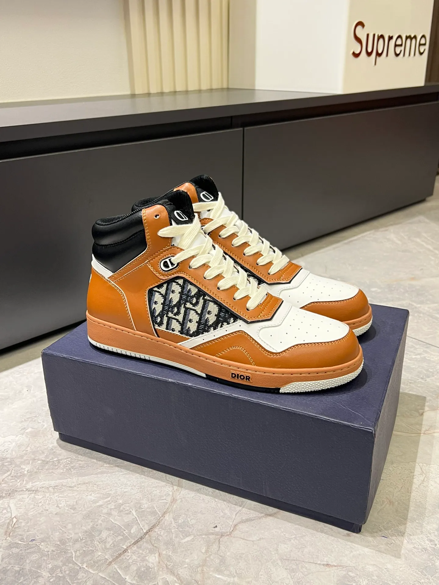 Men's shoes 💰p460 "Dio*" mid-top B27 casual sneakers. This B27 high-top sneaker is a new product in the series and continues Di*r's classic style. Crafted from gray and white smooth calf leather with beige and black Oblique print panels on the sides. The "CD Icon" shaped shoelace eyelets are clever and delicate, and the two-color rubber sole, rear collar and heel are all equipped with the brand's iconic details to enhance the style. Oblique printed straps at the ankle allow for an adjustable fit to complement the overall design. Fashionable and versatile, it can complement any look. Create an exquisite design with unique dynamic vitality and modern atmosphere, presented in low-top and high-top styles. This new must-have shoe adds a new dimension to Dior's archive heritage, embodying modern elegance. Purchase the original version and make it 1:1. If you need top quality, please come to me! Male 38-44!